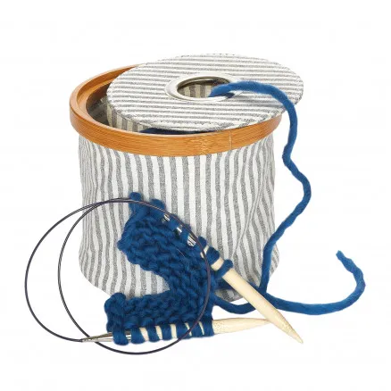 Garnbolle fra Prym i lys grå/hvit canvasstoff 16cm ×13,5cm